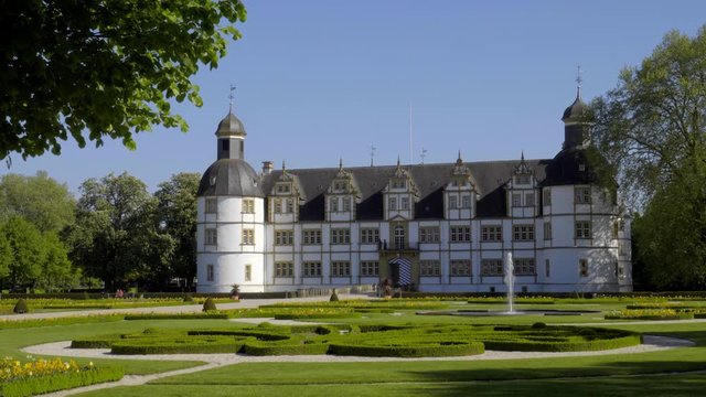 Wundersch&ouml;nes Schlo&szlig; Neuhaus mit Barockgarten in Paderborn mit blauen Himmel und Wasser Font&auml;ne