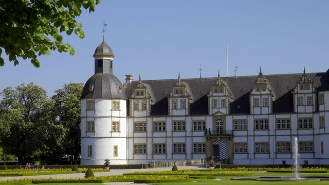 Wundersch&ouml;nes Schlo&szlig; Neuhaus mit Barockgarten in Paderborn mit blauen Himmel und Wasser Font&auml;ne