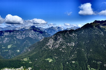 Obraz premium Vista aerea delle cime delle alpi orobie in Italia, provincia di Bergamo. Le montagne sono sovrastate da nubi