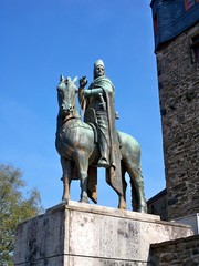 Obraz premium Solingen - Schloss Burg: Reiterstatue Erzbischof Engelbert von Köln