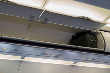 Aircraft overhead bins