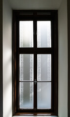 altes mehrteiliges Holzfenster mit sehr schöner Verzierung auf den Fensterscheiben