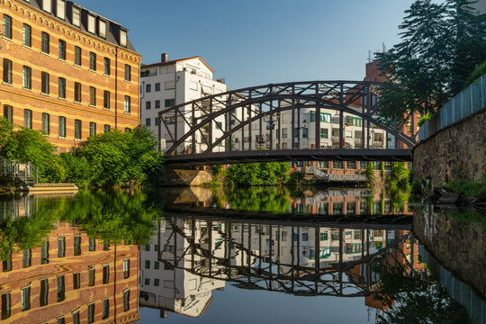 die K&ouml;nneritzbr&uuml;cke in Leipzig von der wei&szlig;en Elster aus fotografiert
