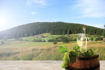 Wino, beczka i winogron na tarasie restauracji w górach. - obrazy, fototapety, plakaty