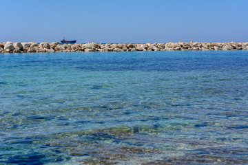 Morze i kamienie, w tle wrak statku MV Demetrios II, Paphos, Cypr