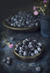 Fototapeta na wymiar Fresh blueberries in a bowl