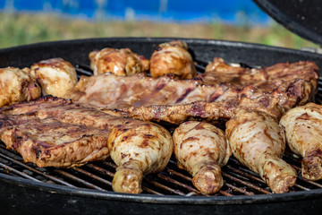 Leckers Barbecue aus Hähnchenschnkel und Spare Ribs