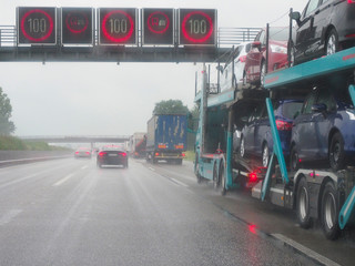 Autobahnstau im Regen