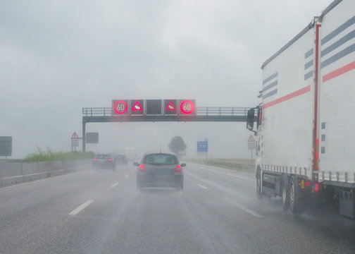 Autobahnstau im Regen