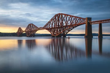 Foto auf Acrylglas Brücken Blick auf die Forth Rail Bridge bei Sonnenuntergang Eisenbahnbrücke über den Firth of Forth in der Nähe von Queensferry in Schottland