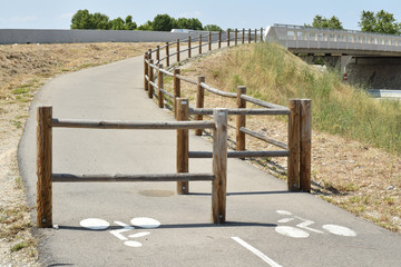 Piste cyclable à Saint-Laurent-de-la-Salanque, Pyrénées orientales, Roussillon, Occitanie, Catalogne, France.