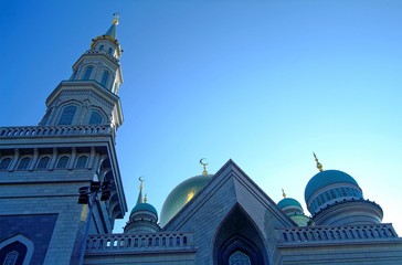 Fototapeta na wymiar most of the Moscow mosque on blue sky background