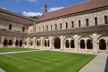 Fototapeta premium CLOÎTRE ABBAYE DE FONTENAY (12 éme Siècle) Cote d'Or BOURGOGNE FRANCE 