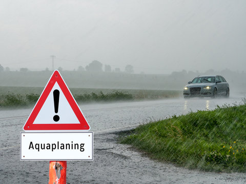 Warnschild Aquaplaning nach einem Starkregen