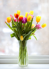 желтые и красные тюльпаны в вазе на окне, светлый ключ, натюрморт