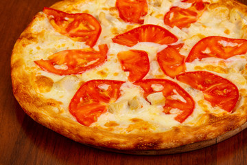 Pizza with chicken and tomato