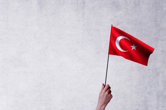 T&uuml;rk Bayrağı - Beyaz Duvar ve Elde T&uuml;rk Bayrağı Sallamak