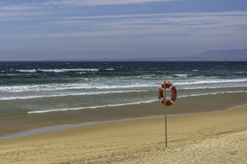 Vista de praia e sinalização de salva-vidas.