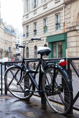 Fototapeta na wymiar Bicycle covered with snow in a freezing winter day in Paris