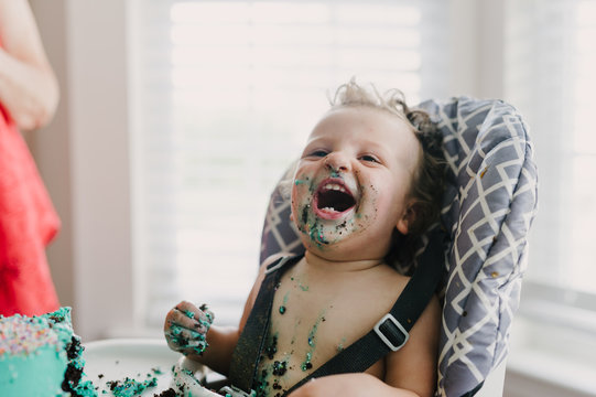 Baby boy enjoying his 1st year birthday with a smashcake