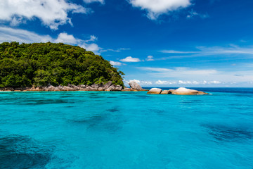 Fototapeta na wymiar Beautiful turquoise tropical ocean and lush green islands (Similan Islands, Thailand)