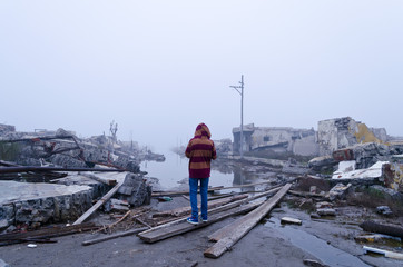 niño mirando la inundación. destrucción en ciudad por el agua. catástrofe. solo. 