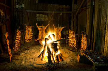 asado argentino en noche a larga exposicion