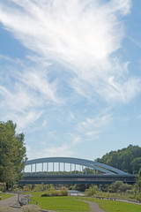 アーチ橋のある河川敷公園