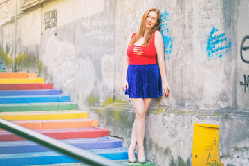 Dziewczyna na kolorowych schodach