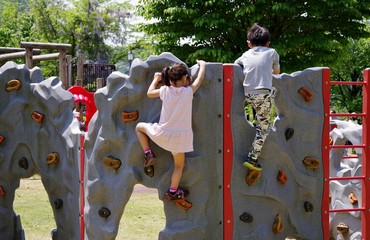 公園の遊具で遊ぶ子供