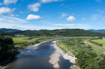 丸山大橋から観る荒川と関川盆地 © nagomi_camera