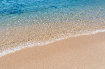 Fototapeta na wymiar 澄んだ海と綺麗な砂浜