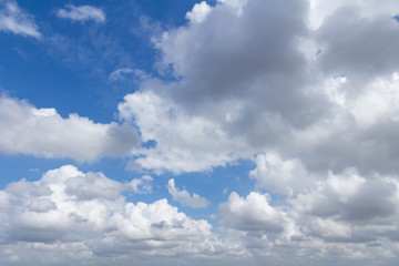 夏の青い空と雲