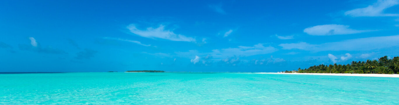 Fototapeta tropical beach in Maldives with blue lagoon