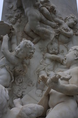 Obraz premium szczegóły na temat pomnika Mozarta w Wiedniu z małymi aniołkami i instrumentami