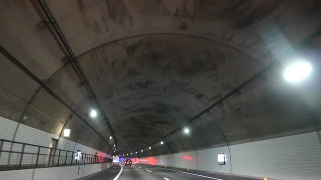 高速道路のトンネル風景