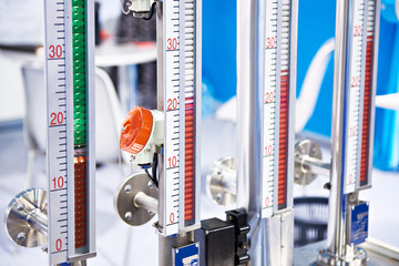 Visual magnetic level indicators