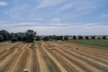 Fototapeta na wymiar Drohnenflug über einem Stroh Rundballenfeld