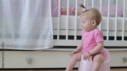 Baby Girl Is Pissing In A Chamberpot Material De Archivo Y Vdeos