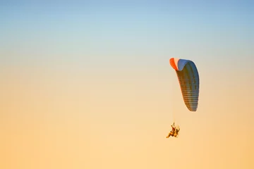 Crédence de cuisine en verre imprimé Sports aériens Paramoteur volant sur le ciel
