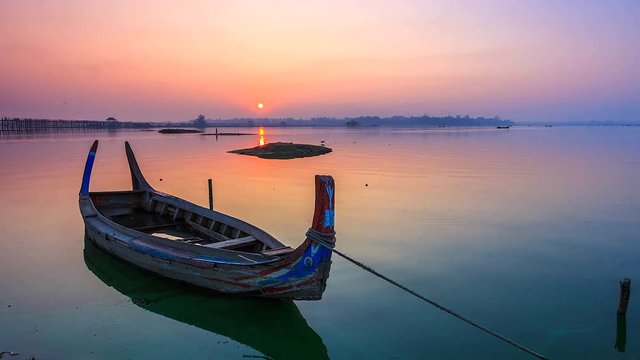 4K Time lapse of boats at U Bein Bridge in the dawn at Amarapura where is a part of Mandalay, Myanmar.