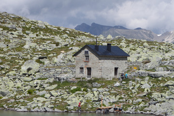 Eine Hütte in den Schweizer Bergen an den Surrettaseen.