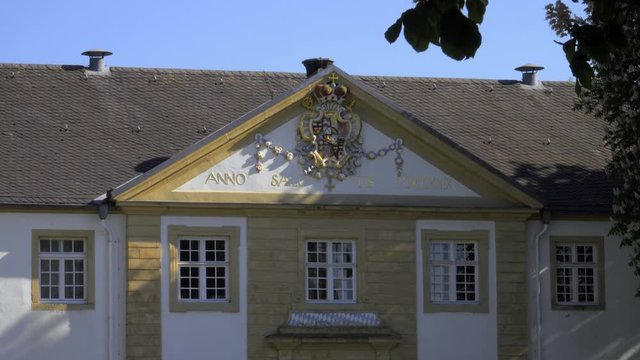 Wundersch&ouml;nes Portal vom Marstall Schlo&szlig; Neuhaus mit Barockgarten in Paderborn mit blauen Himmel und Wasser Font&auml;ne