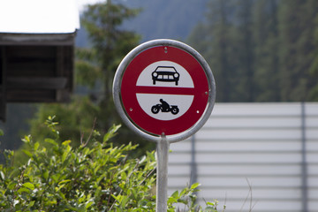Ein Strassenschild in den Schweizer Bergen.