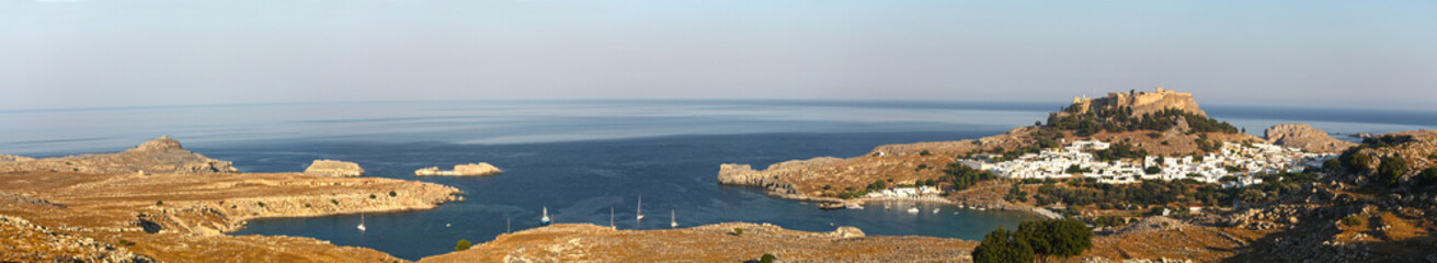 Fototapeta na wymiar Bucht mit Hafen, Stadt und Akropolis im Sonnenuntergang
