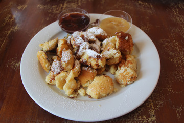 Kaiserschmarren mit Apfelmus und Pflaumenkompott