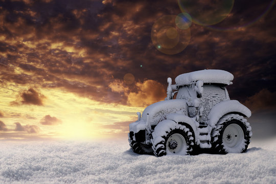 Eingeschneiter Traktor im Schnee 