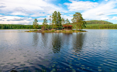 Ein Haus auf einer Insel eines schwedischen Sees im Hälsingland.