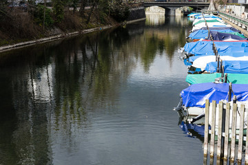 Obraz premium boats lined up in canal