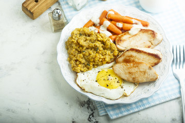 Fried turkey with lentils, egg and baby carrot